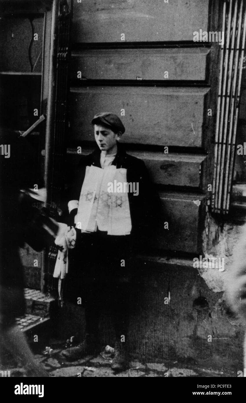 APW AGAD sprzedający Chłopiec na ulicy opaski żydowskie. Stockfoto