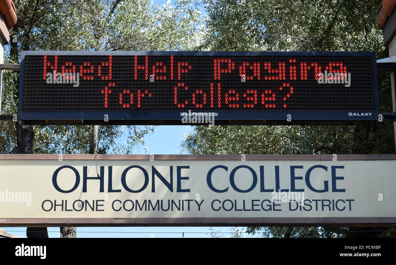 Benötigen Sie Hilfe Zahlen für Hochschule? Ohlone Volkshochschule Eingang elektronisches Zeichen, Fremont, Kalifornien Stockfoto