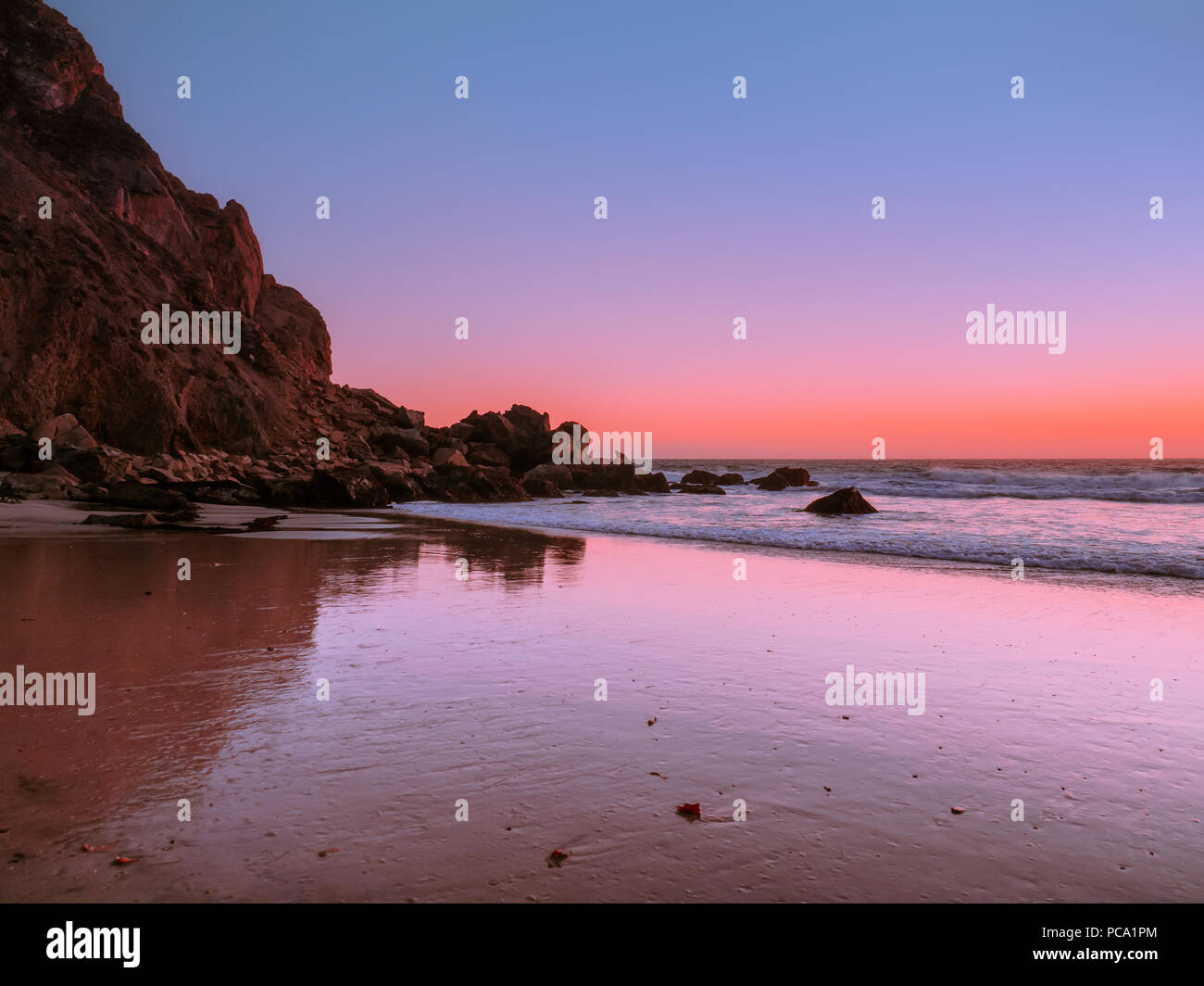 Berühmte Pfeiffer Big Sur Strand bei Sonnenuntergang. Felsige Klippe an der Küste von Kalifornien. Ebbe setzt den nassen Sand mit scharfen Textur im Vordergrund. Stockfoto