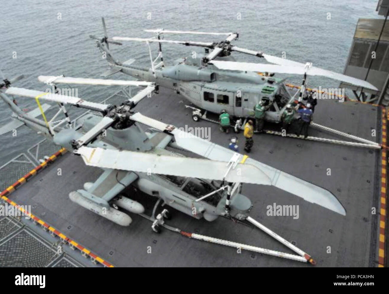 AH-1Z und UH-1Y während der Versuche auf der USS Bataan (LHD-5), 2005. Stockfoto