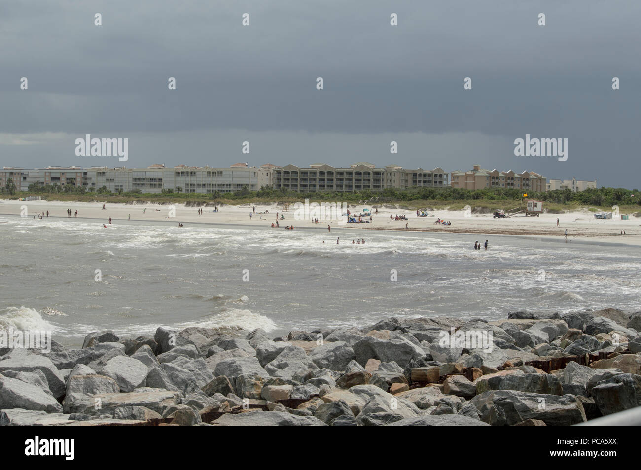 Stürmischen Himmel über Cocoa Beach in Florida als Sturm beginnt auf Ufer zu kommen Stockfoto