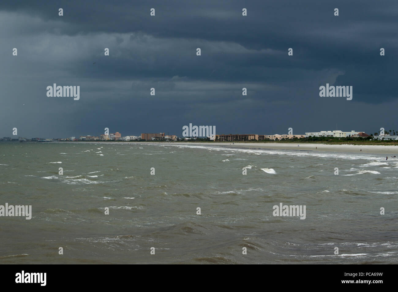 Stürmischen Himmel über Cocoa Beach in Florida als Sturm beginnt auf Ufer zu kommen Stockfoto
