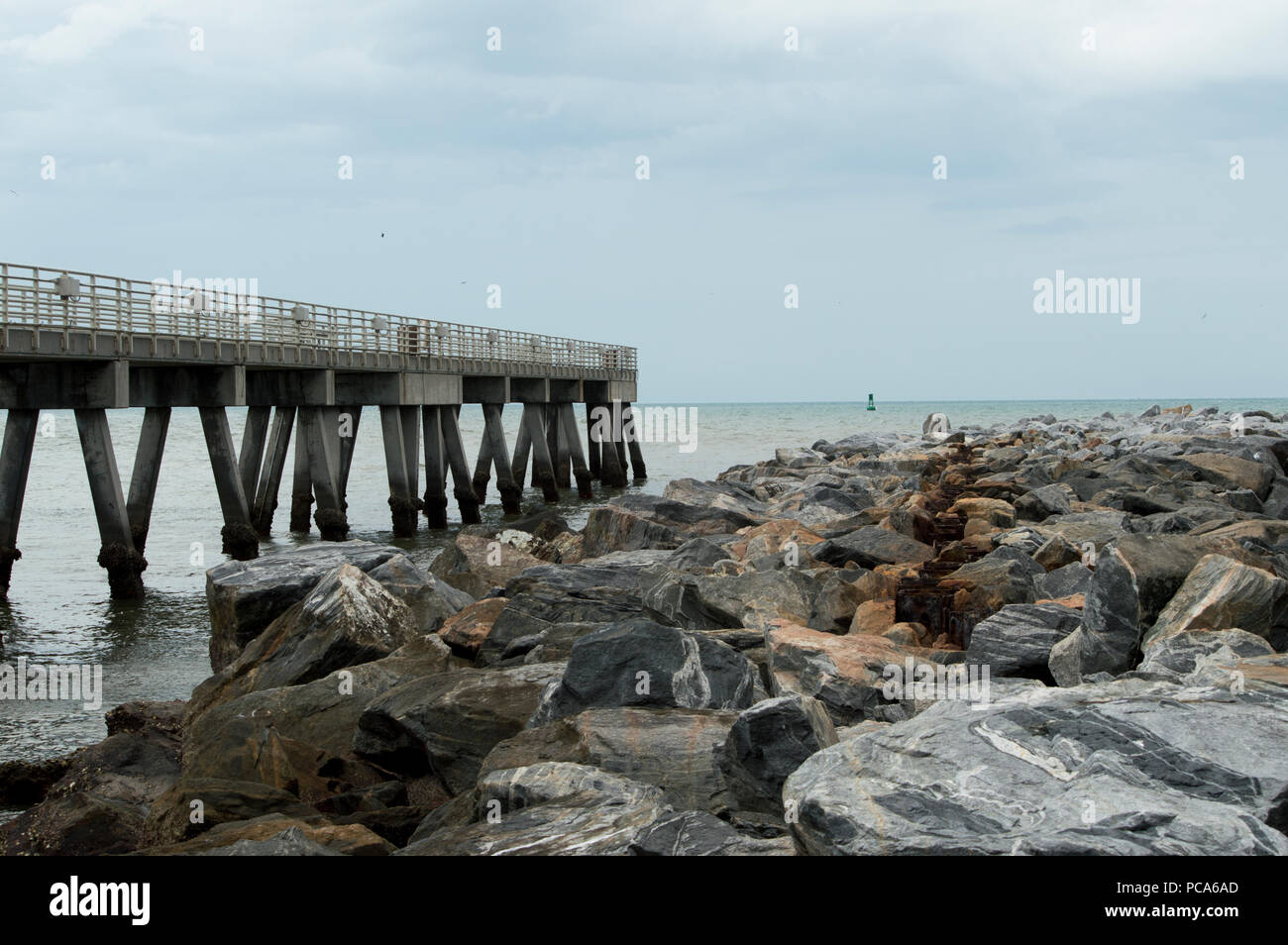 Die Fishing Pier, die parallel zu der Anlegestelle am Cocoa Beach in Florida Stockfoto