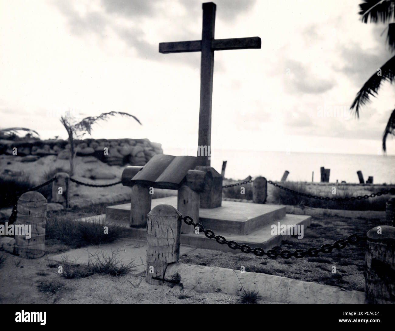 Weltkrieg Foto - Das Kreuz markiert die Gräber der Kerben der zweiten Abteilung Marines, die ihr Leben auf der Insel Tarawa verloren, das war zu der Zeit die blutigste Schlacht in der US-Marine Geschichte Stockfoto