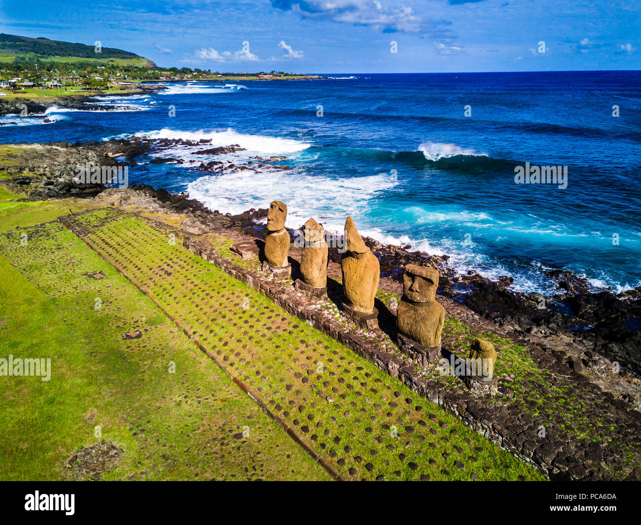 Eine Luftaufnahme über Ahu Tahai allein, Hanga Roa, Moai auf der Osterinsel. Dies ist der einzige mit gemalten Augen wie es war in der Vergangenheit. Stockfoto