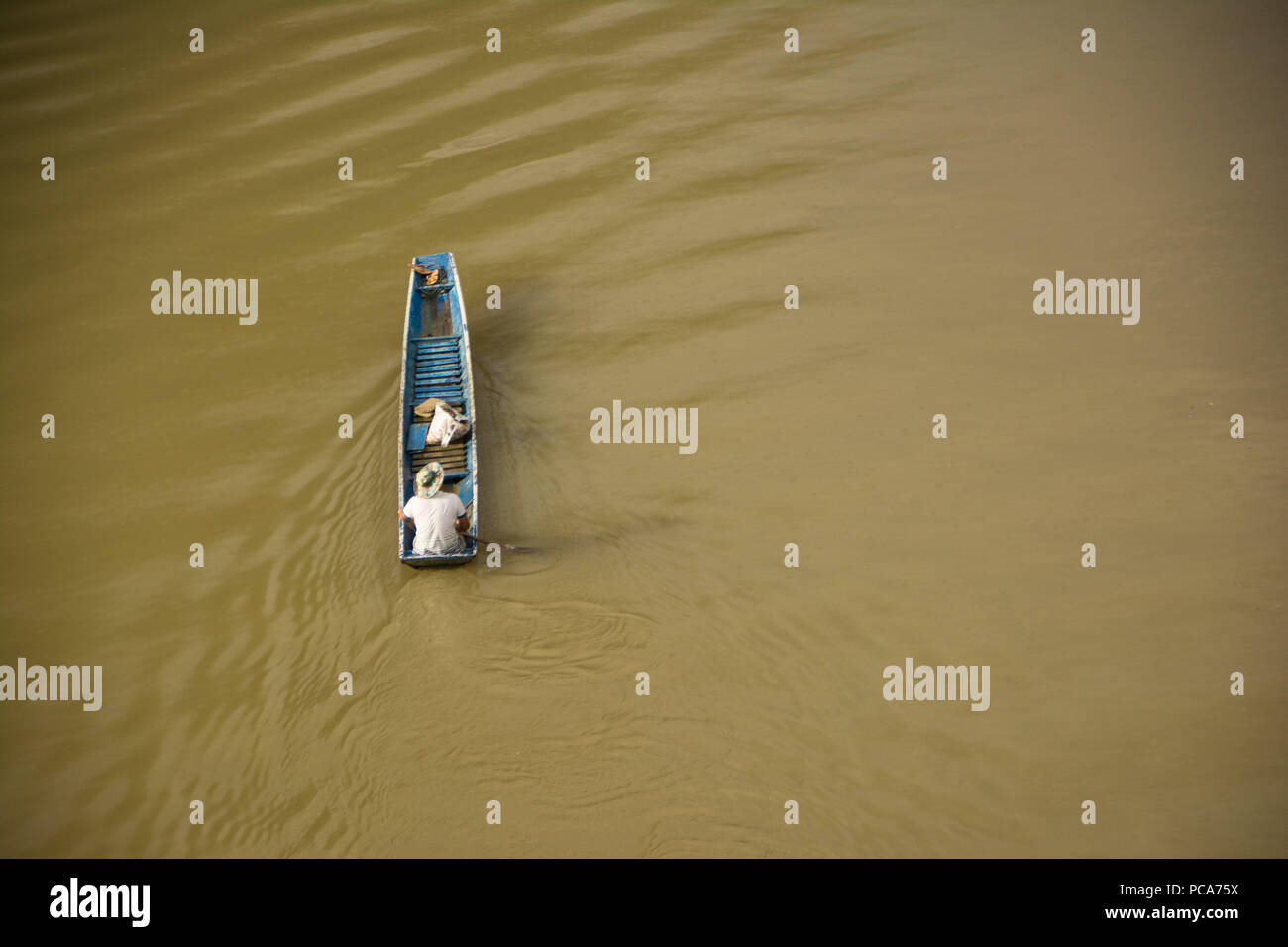 Kleines Fischerboot am Nam Ou Fluss in Nong Khiaw, Laos PDR. Stockfoto