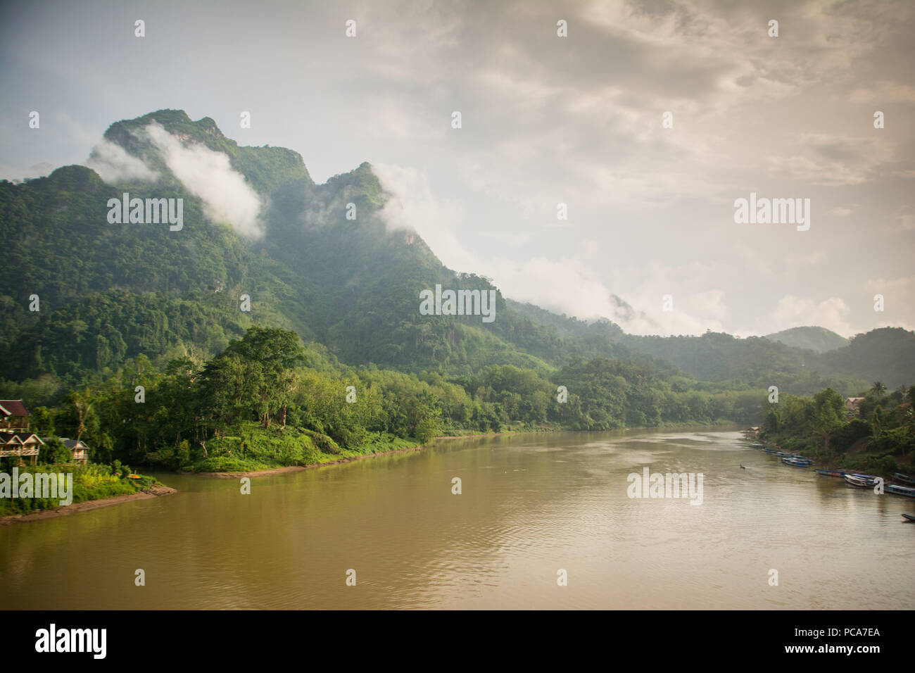 Nebligen bergen in Nong Khiaw, Laos PDR nach dem Regen. Stockfoto