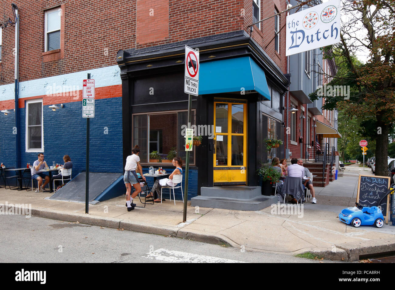 Die Holländer, 1527 S 4th Street, Philadelphia, PA. aussen Storefront eines Restaurants und Straßencafes in dickenson Square Stockfoto