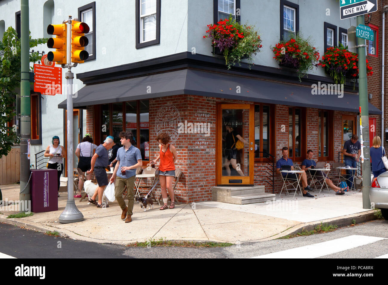 Rivalisierende Bros Coffee Bar, 1100 Tasker St, Philadelphia, PA. Von außen einen Coffee Shop und Straßencafé in passyunk Square. Stockfoto
