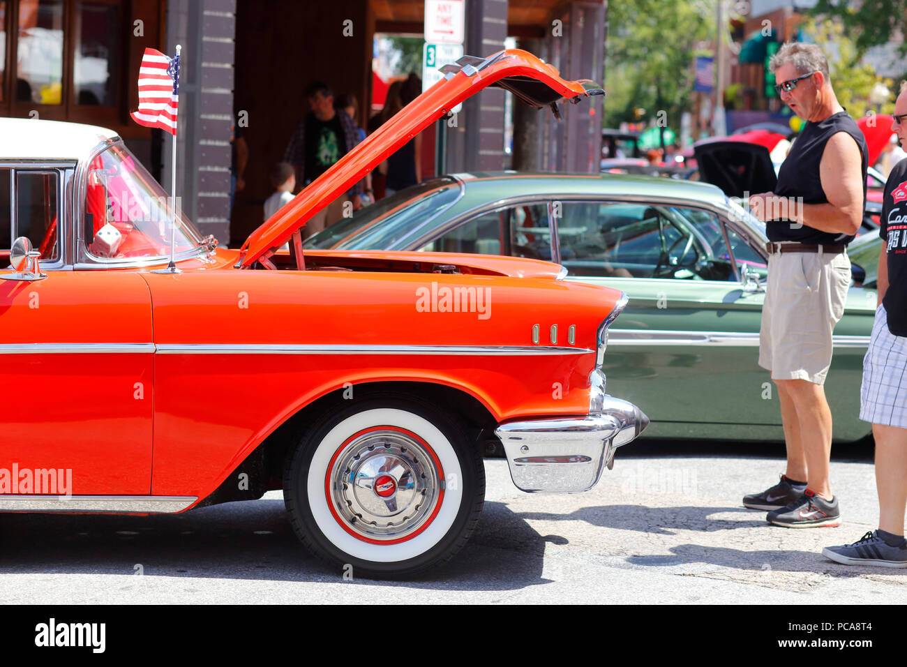 Die Leute bewundern Sie die Autos an der Osten Passyunk Auto Show und Street Festival in Philadelphia, PA (29. Juli 2019). Stockfoto