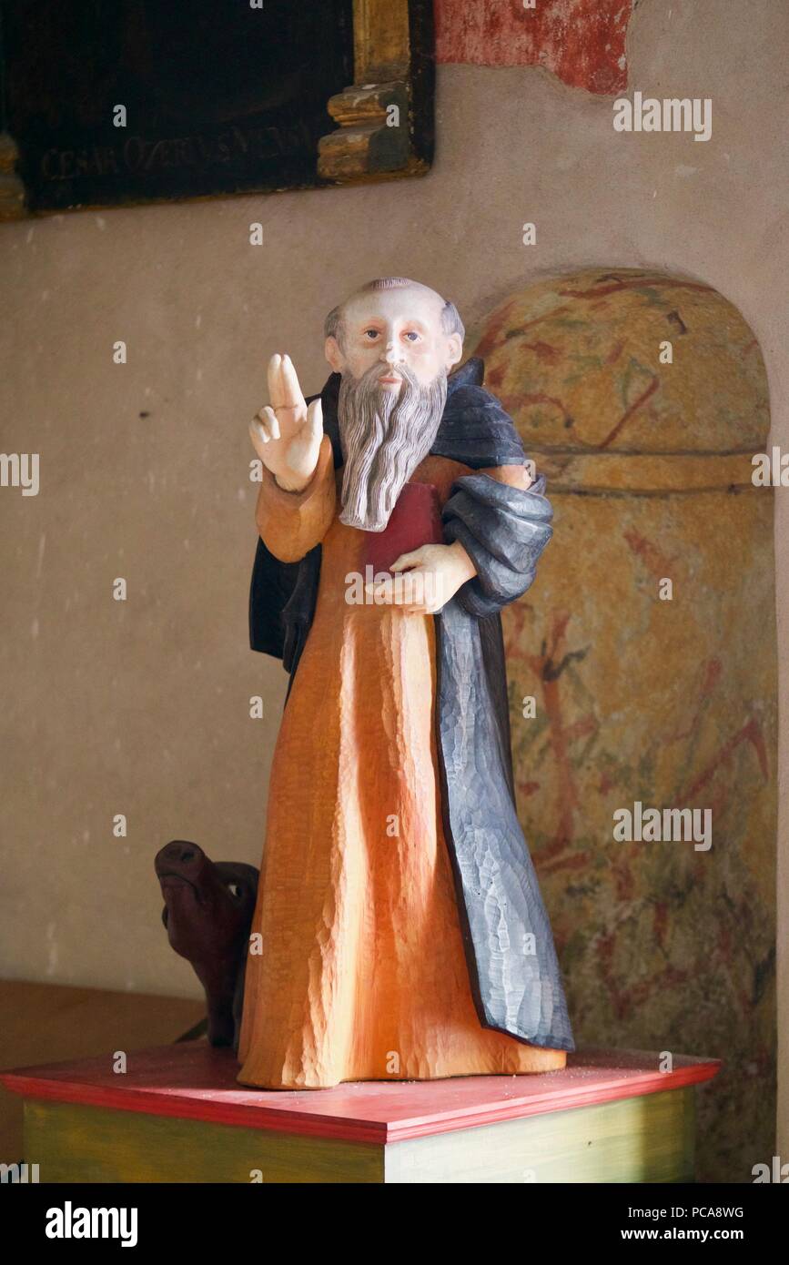 Detailansicht der Statue von einem alten Priester von einer Kirche von