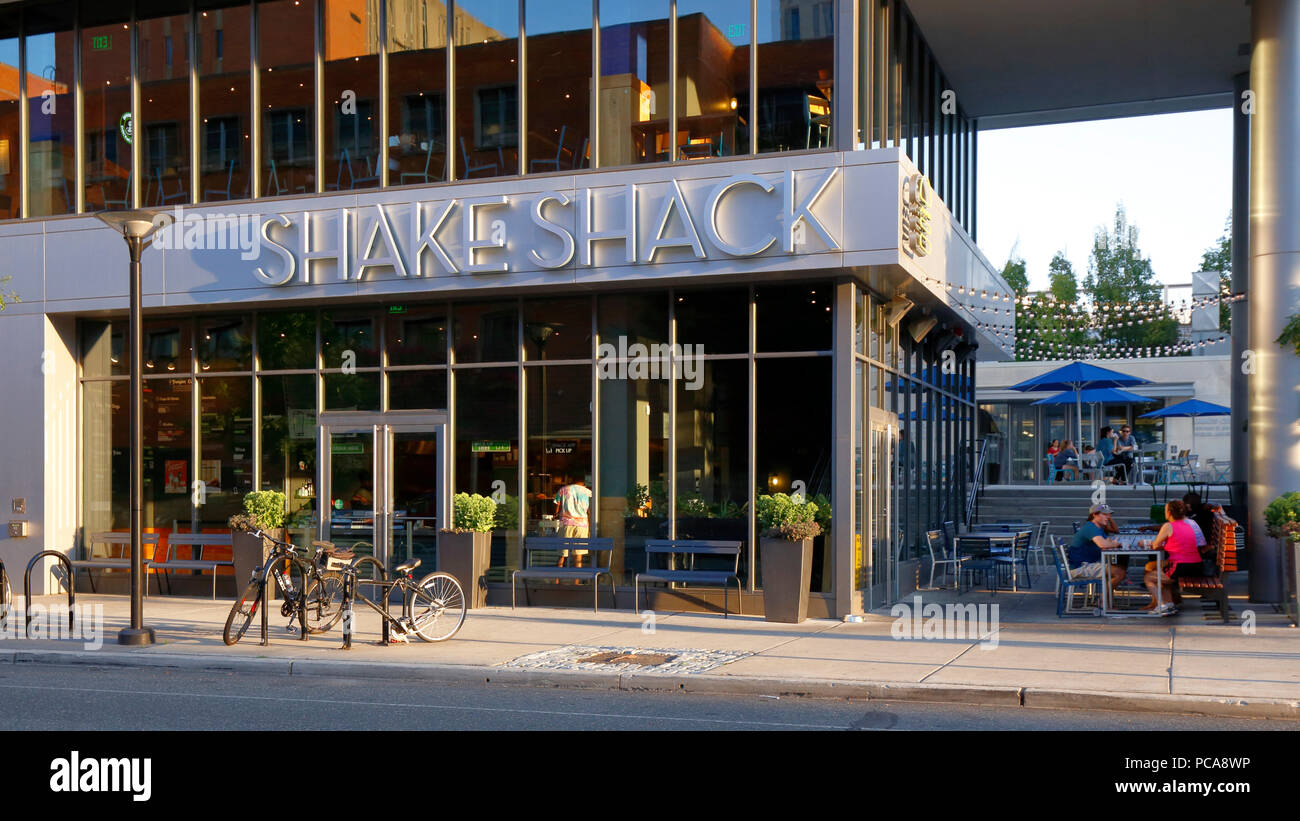 Shake Shack, 3200 Chestnut St, Philadelphia, PA. Äußere einer fast beiläufigen Burger Restaurant in der Universität Stadt Stockfoto