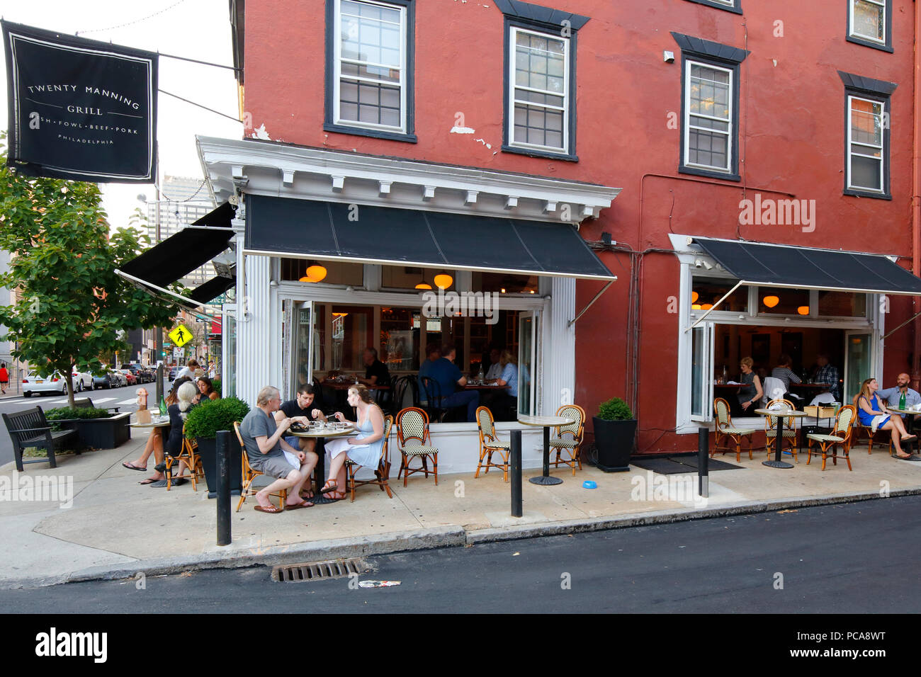 20 Manning Grill, 261 S 20 St, Philadelphia, PA. Von außen ein Restaurant und Sidewalk Cafe im Zentrum der Stadt Stockfoto