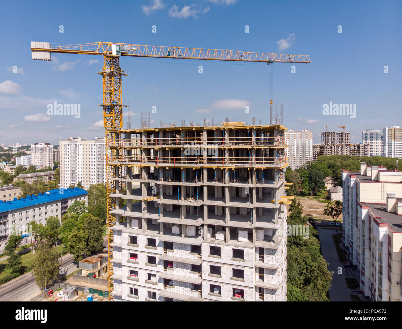 Gelbe Turm Kran hoch über Gebäude im Bau. zivile Baustelle. Luftaufnahme Stockfoto