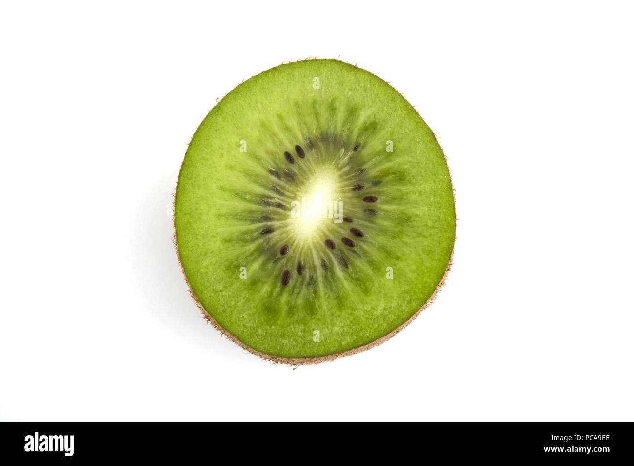 Makro Ansicht einer Kiwi in der Hälfte auf weißem Hintergrund Stockfoto