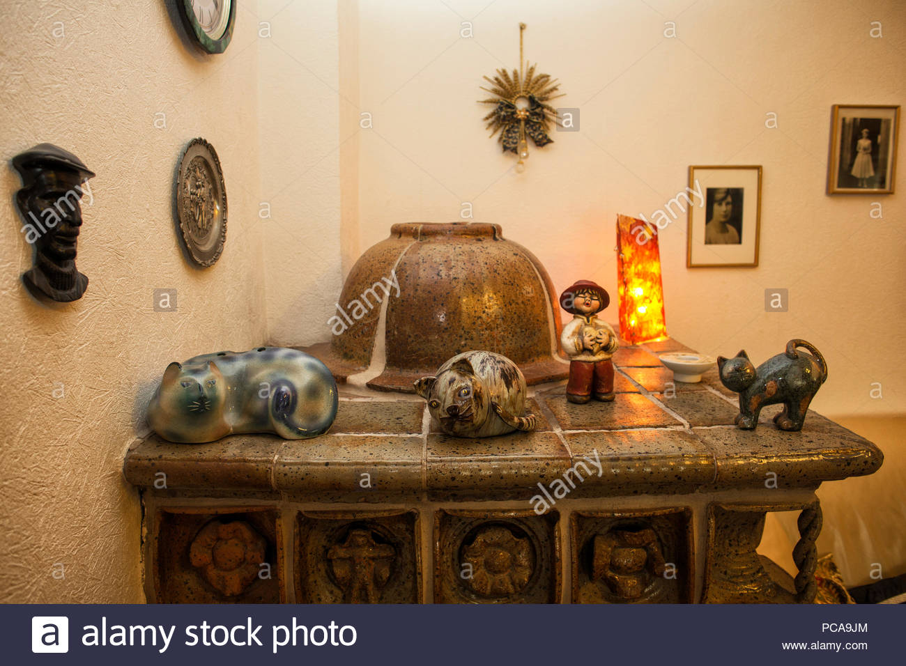 Keramischer Kachelofen in einem Wohnzimmer in Bayern, Deutschland. Stockfoto