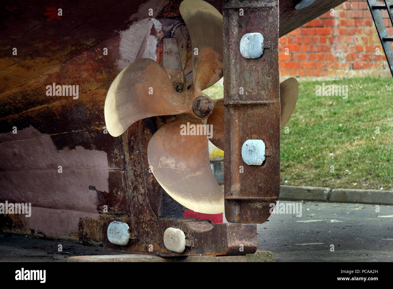 Zink Bausteine zu angeln Boot Rumpf und Ruder Korrosion durch die Errichtung von elektrischen Zelle für eine bevorzugte Korrosion zu reduzieren. Stockfoto