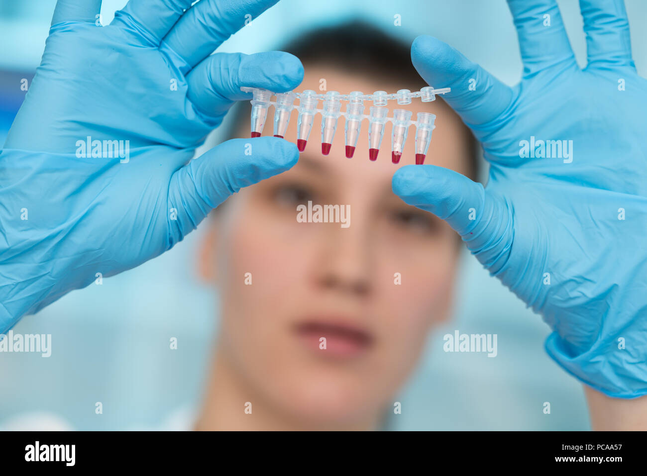 Junge Frau mit der genetischen Forschung im Labor Forschung von Krebserkrankungen Stockfoto
