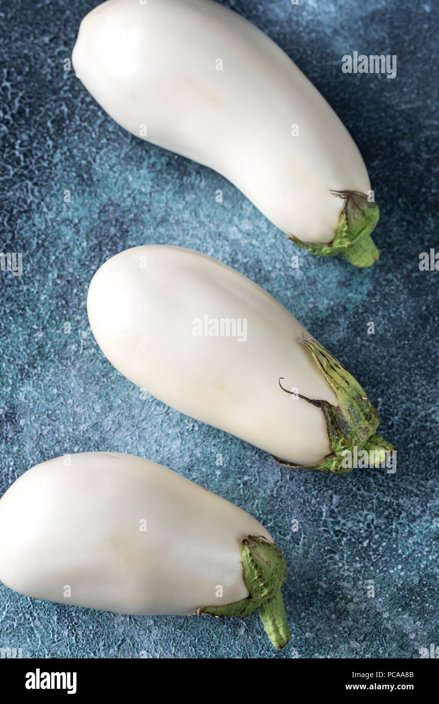 Weiße Auberginen auf dem hölzernen Hintergrund Stockfoto