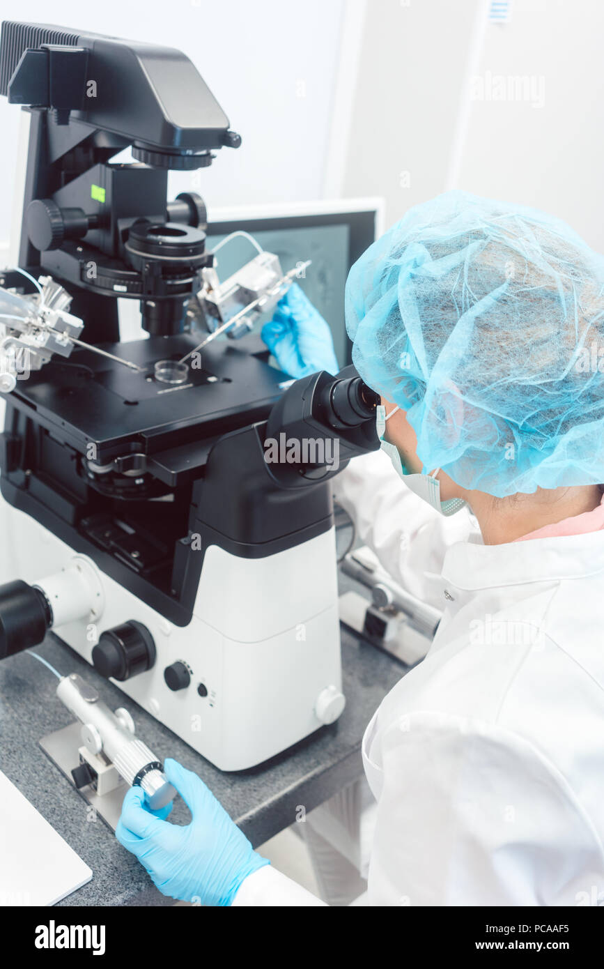 Frau Doktor im medizinischen Labor arbeiten Stockfoto