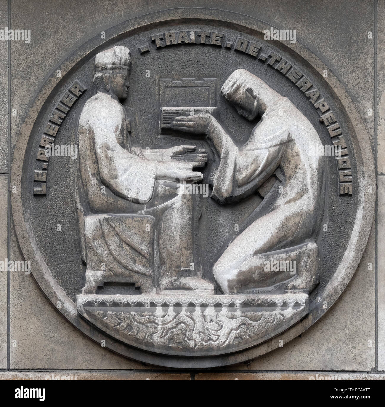 Die ersten therapeutischen Abhandlung. Stein Relief am Gebäude der Faculte de Medizin Paris, Frankreich Stockfoto