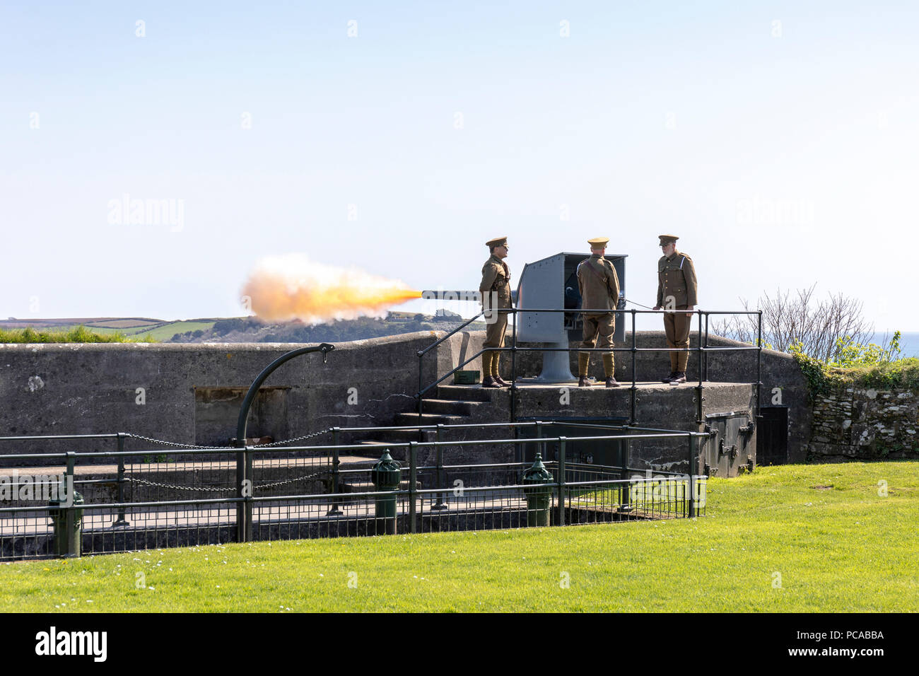 Re-enactment an Pendennis Castle von Feuern einen generalüberholten 1902 schnelle feuern Küstenschutz gun Stockfoto