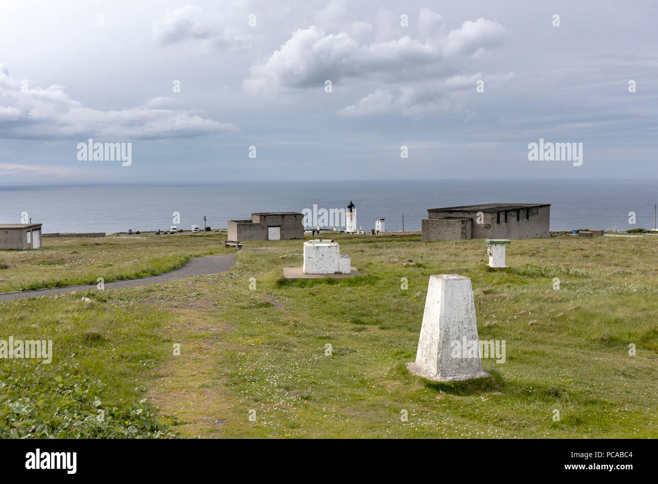 RSPB Dunnett Kopf, der nördlichste Punkt des britischen Festlandes. Trig point & WWII radar Gebäude Stockfoto