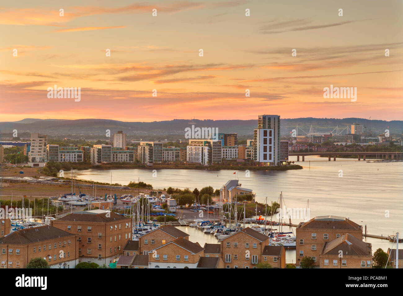 Wales, Großbritannien, 26. Juni 2018. Hohe Waterfront Apartments bei Sonnenuntergang in Penarth Marina, Cardiff Bay, Cardiff Stockfoto