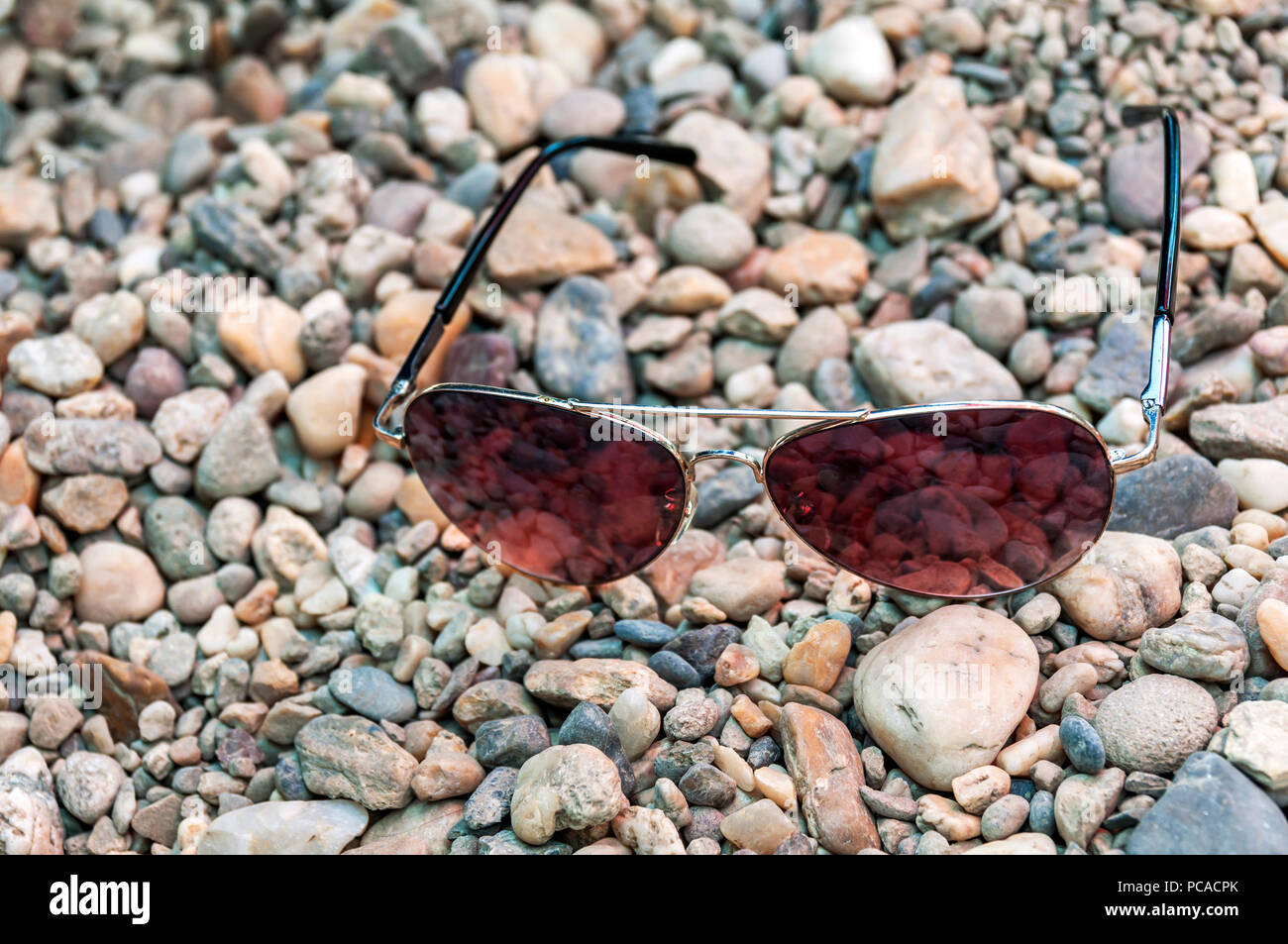Sonnenbrille auf einer Küste Stockfoto