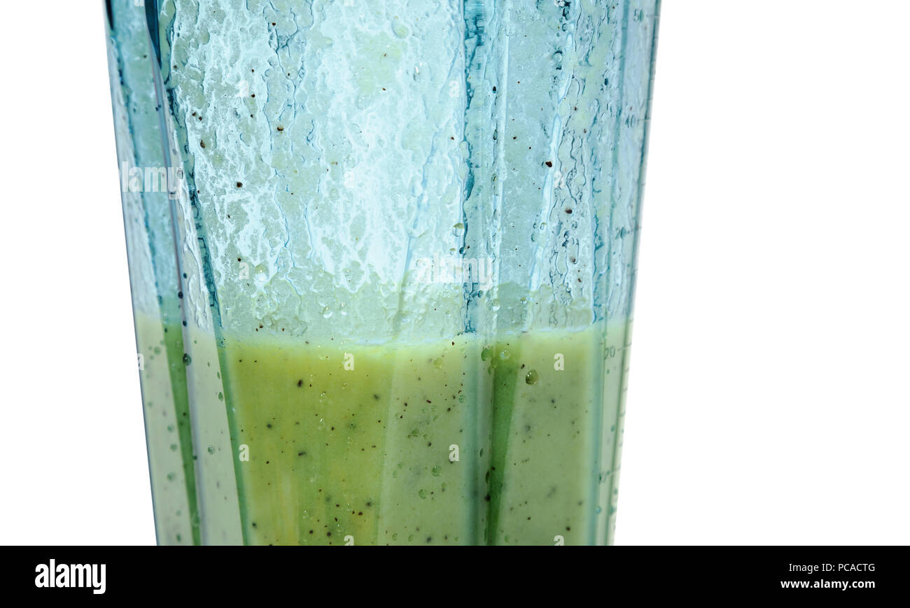 Kiwi und Banane Smoothie. Smoothie in Blender mit weißen backgro Stockfoto