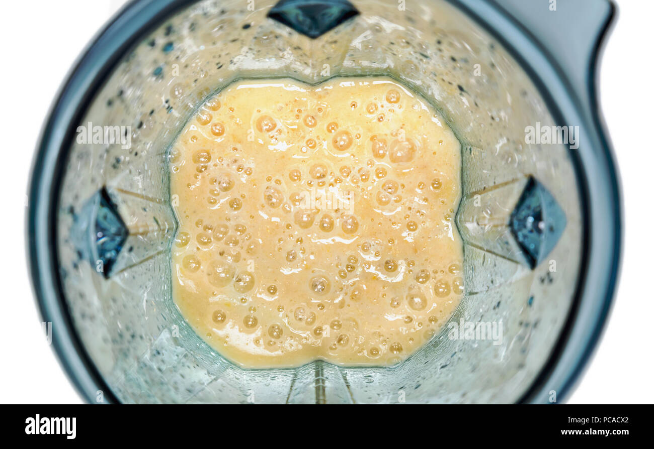 Mango und Joghurt Smoothie. Smoothie in Blender mit weißen backgr Stockfoto