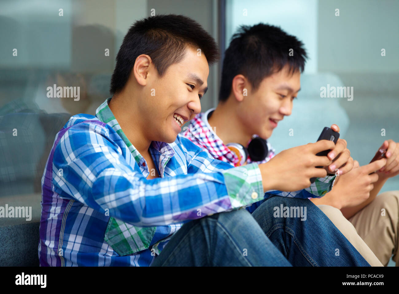 Junge Asiaten mit Tablet smar Tel. Stockfoto