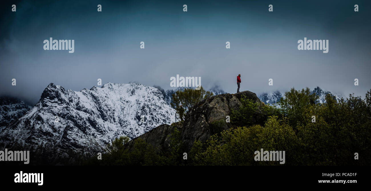 Ein einsamer Mann Ansichten Der unseasonal Wetter für Juni in der Lofoten, Norwegen. Stockfoto