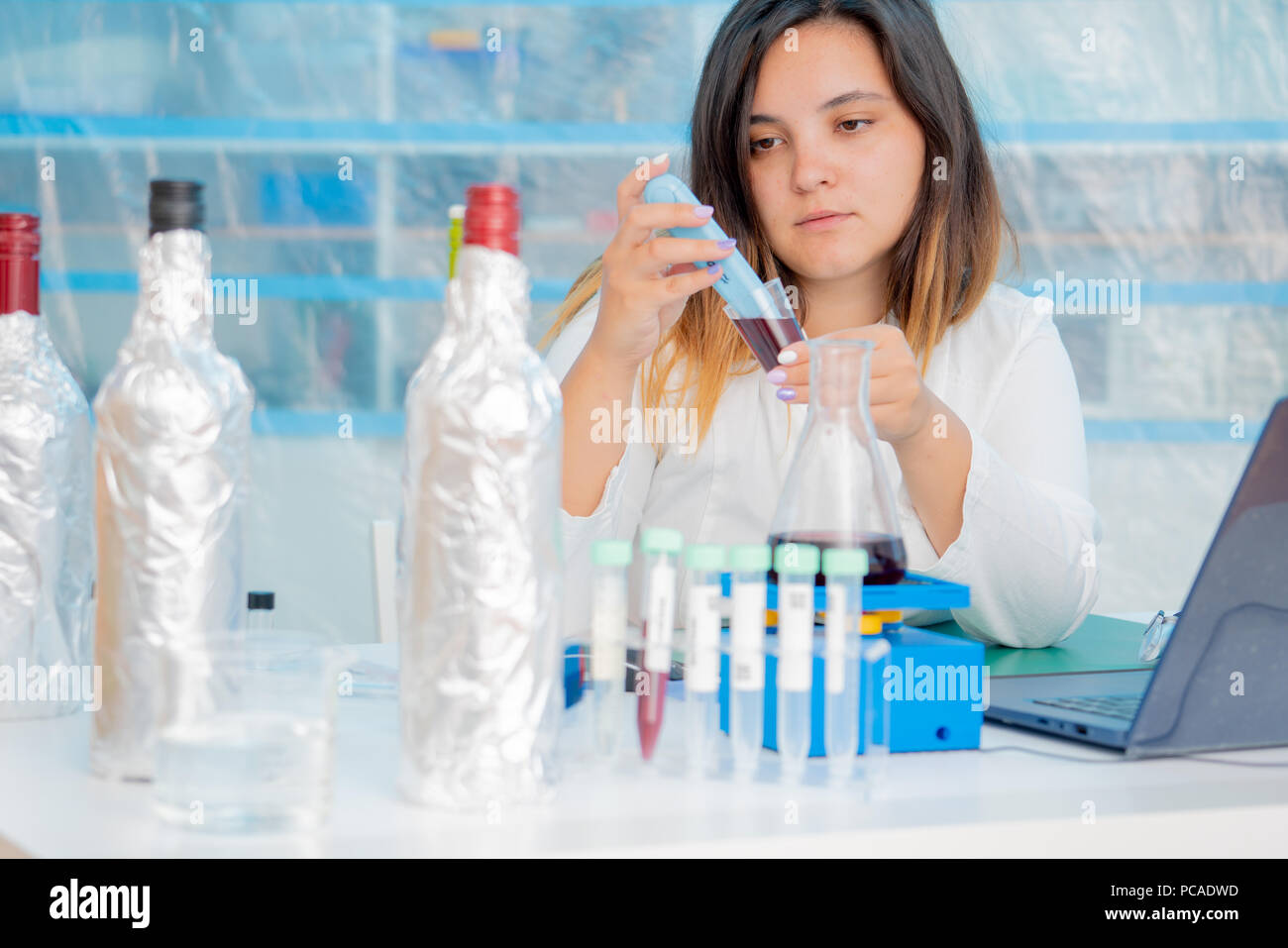 Qualitätskontrolle Experte Inspektion Wein im Essen Labor Stockfoto