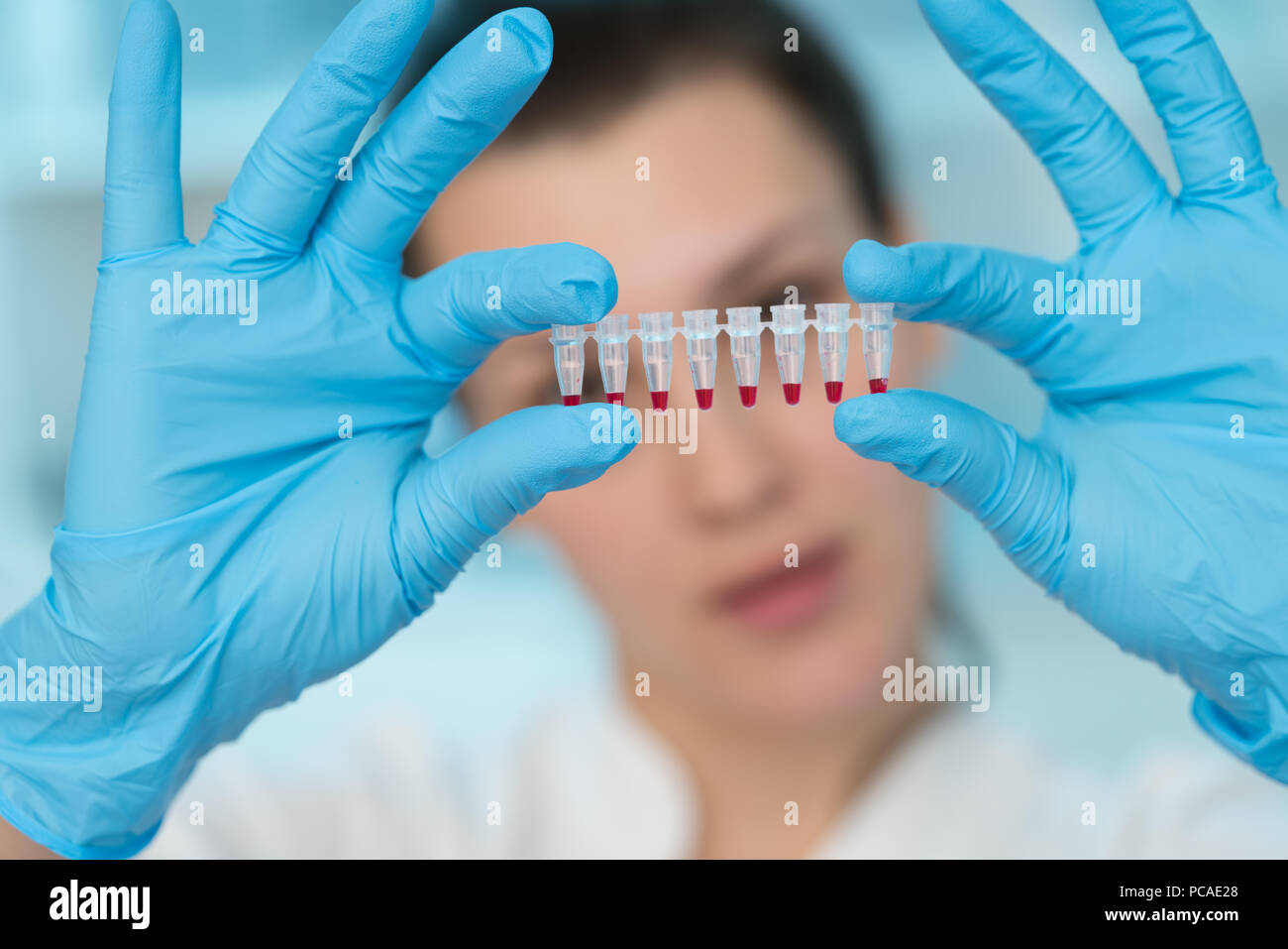 Junge Frau mit der genetischen Forschung im Labor Forschung von Krebserkrankungen Stockfoto