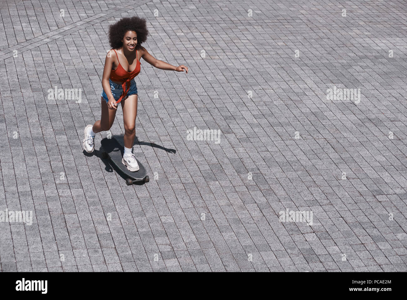 Junge Frau free style auf der Straße reiten Skateboard auf der Ro Stockfoto