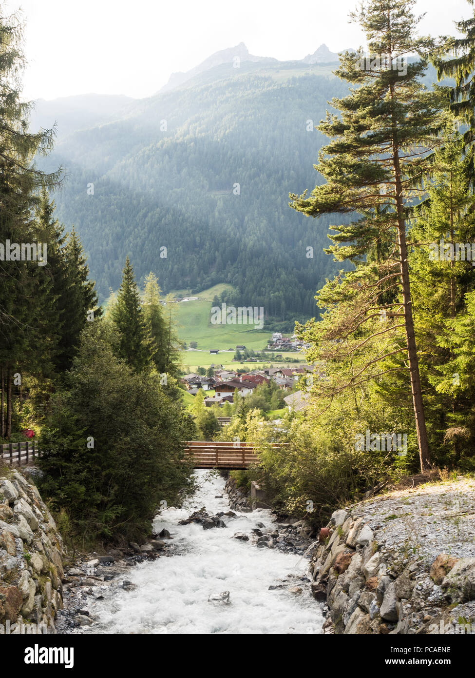 Mountain River in den Alpen von Neustift im Stubaital (Stubaital), Tirol, Österreich, Europa Stockfoto