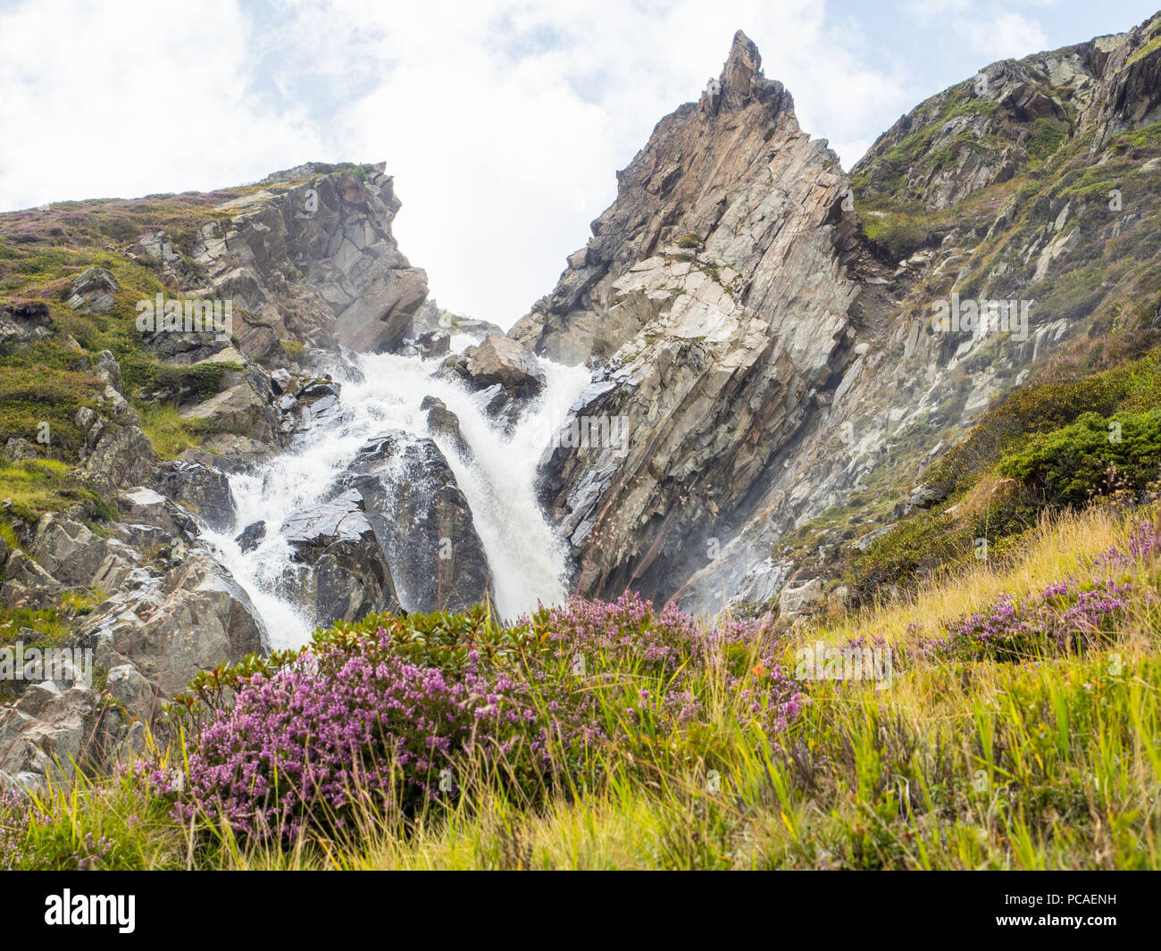 Wasserfall, Berge in den Alpen von Neustift im Stubaital (Stubaital), Tirol, Österreich, Europa Stockfoto
