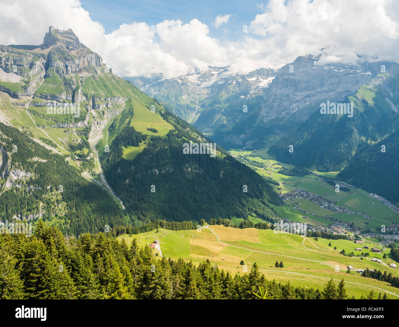 Berg und Tal, oberhalb Engelberg, Schweizer Alpen, Schweiz, Europa Stockfoto