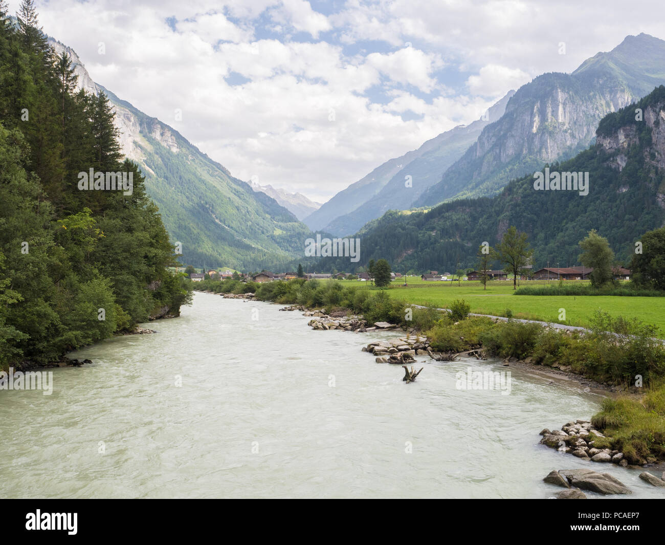 Mountain River und das Tal in der Nähe von Engelberg, Schweizer Alpen, Schweiz, Europa Stockfoto