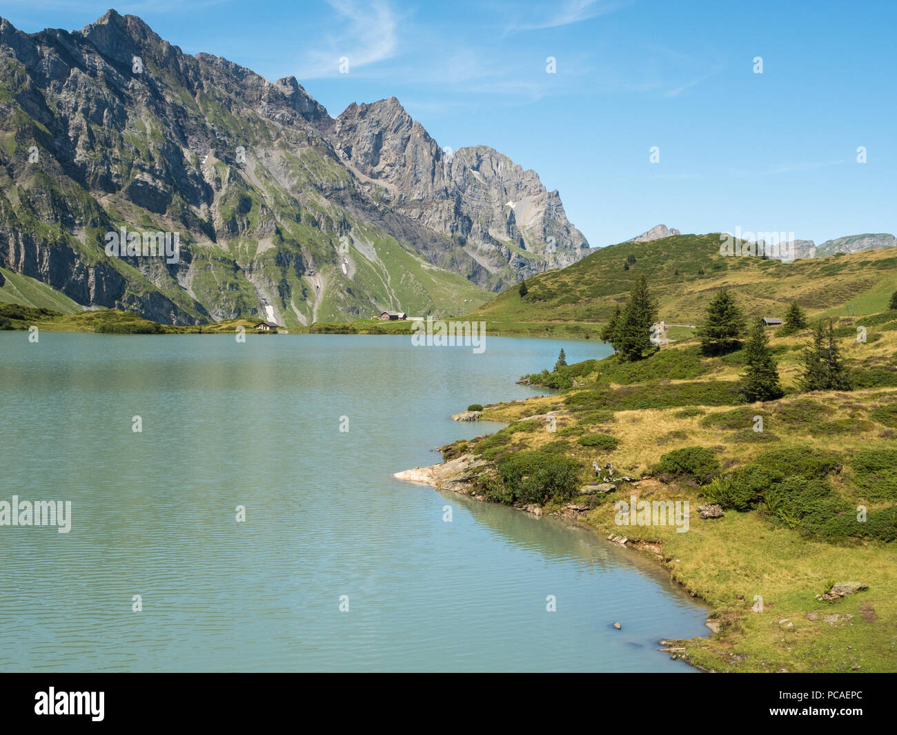 Blick auf die Berge und Trubsee, einem natürlichen See in der Nähe von Engelberg, Schweizer Alpen, Schweiz, Europa Stockfoto