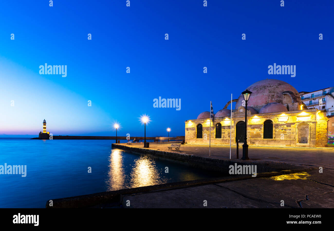 Leuchtturm am Venezianischen Hafen und türkischen Moschee Hassan Pascha in der Nacht, Chania, Kreta, griechische Inseln, Griechenland, Europa Stockfoto
