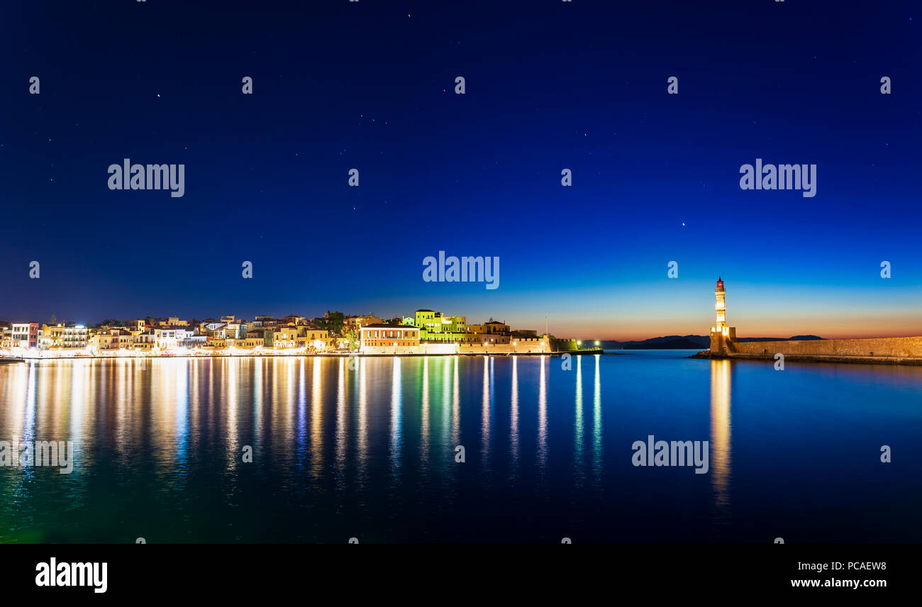 Panoramablick auf den Venezianischen Hafen bei Nacht, Chania, Kreta, griechische Inseln, Griechenland, Europa Stockfoto