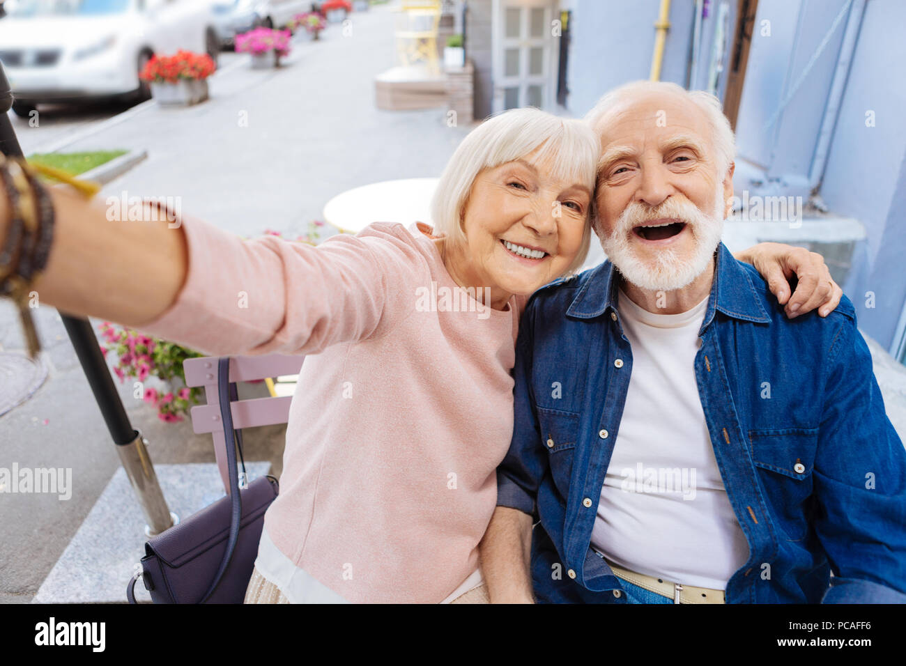 Gerne älteres Paar für Fotos posiert Stockfoto