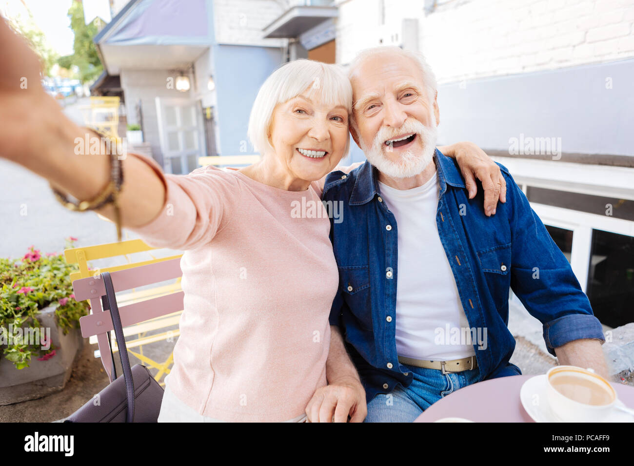 Optimistisch senior Paar unter Foto Stockfoto