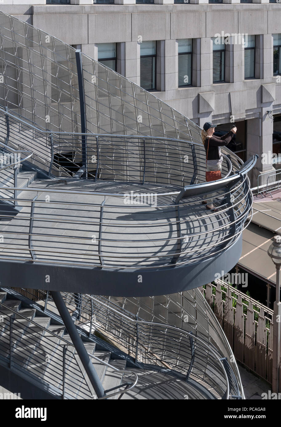 Die neue Treppe ist über die Themse freitragende, verbinden die London Bridge und den Fluss Gehweg acht Meter unter. Die Edelstahl-Bildschirm Stockfoto