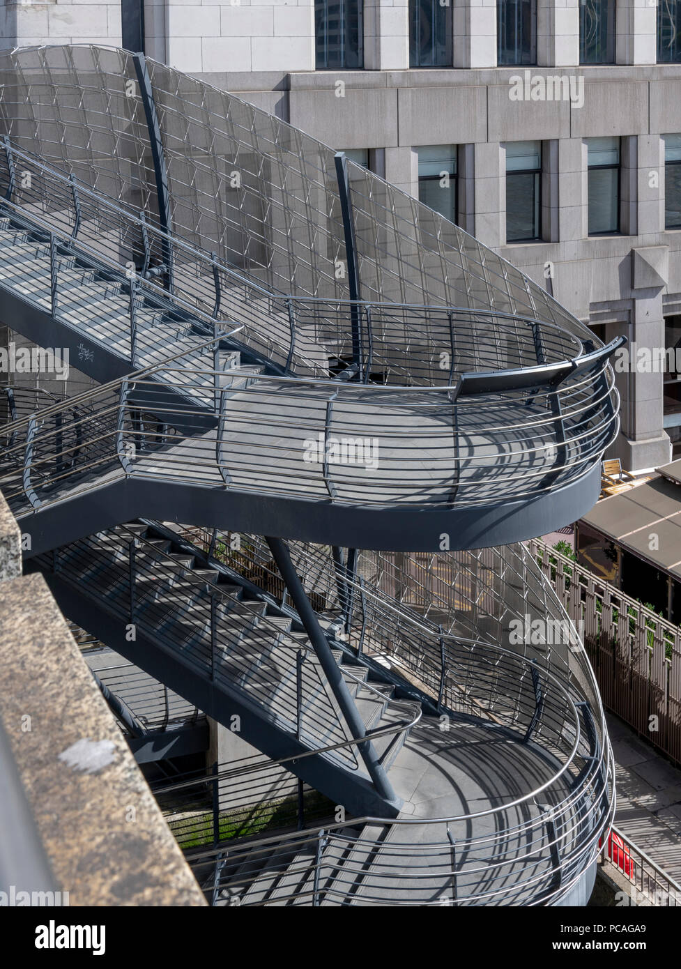 Die neue Treppe ist über die Themse freitragende, verbinden die London Bridge und den Fluss Gehweg acht Meter unter. Die Edelstahl-Bildschirm Stockfoto