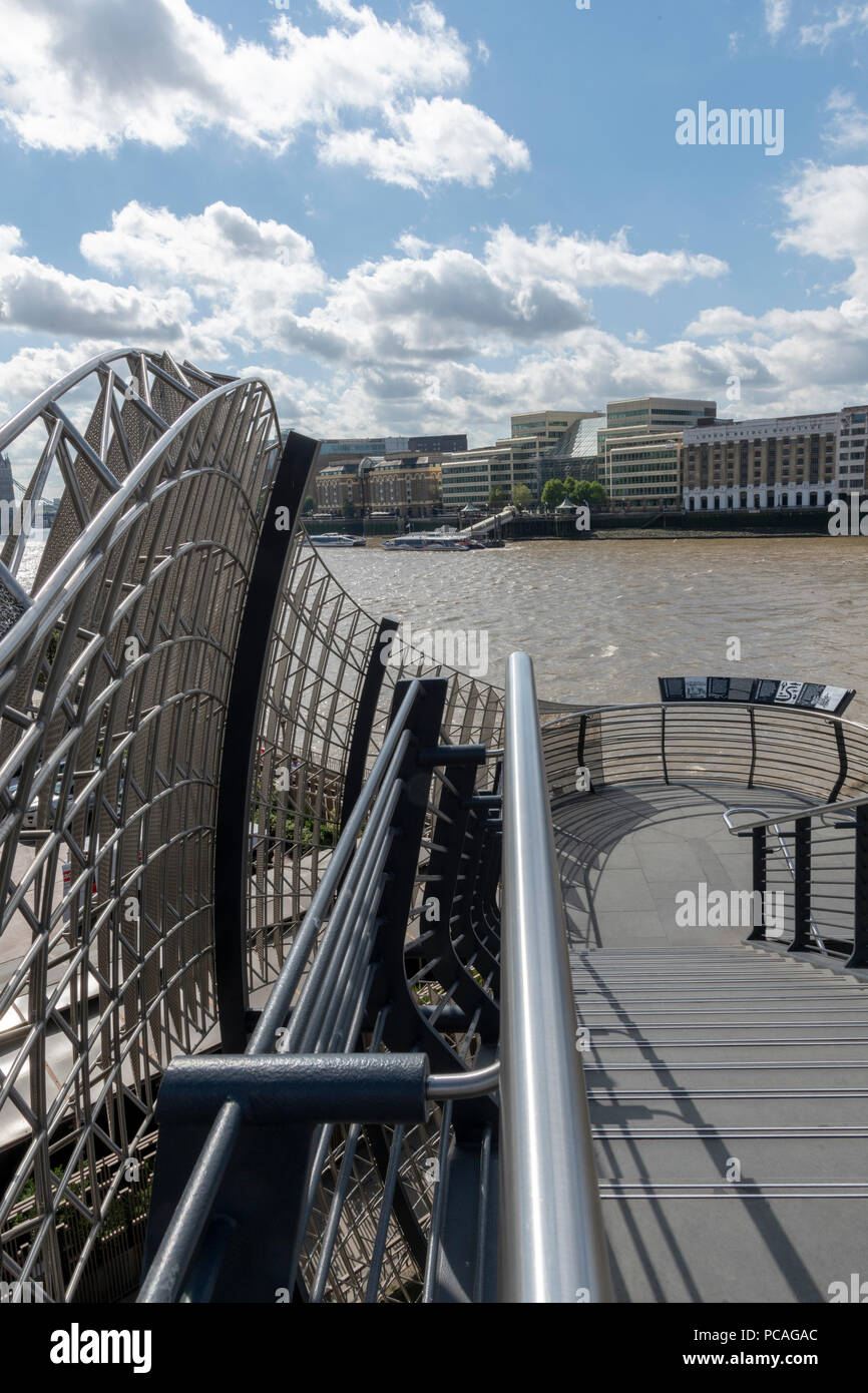 Die neue Treppe ist über die Themse freitragende, verbinden die London Bridge und den Fluss Gehweg acht Meter unter. Die Edelstahl-Bildschirm Stockfoto