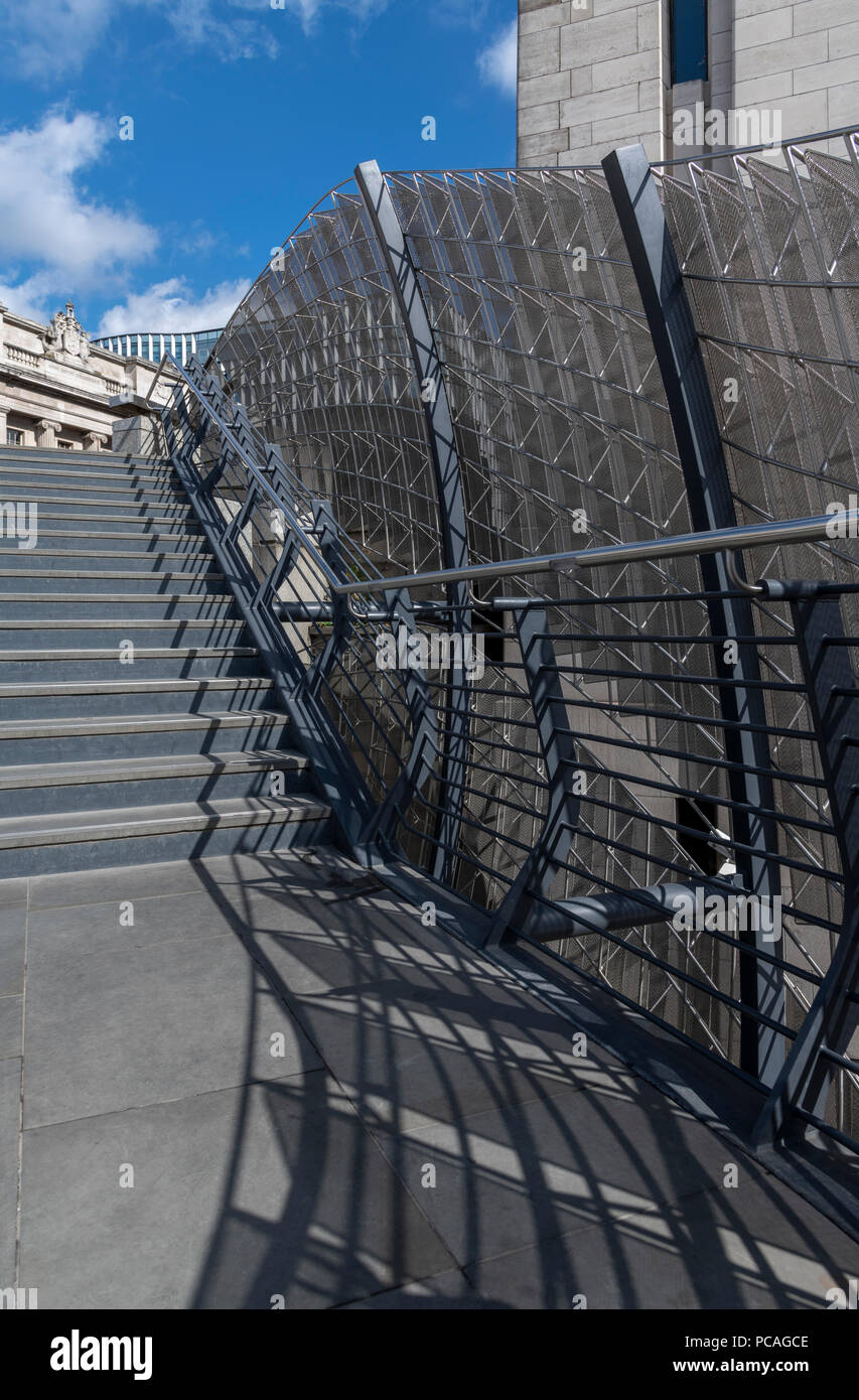 Die neue Treppe ist über die Themse freitragende, verbinden die London Bridge und den Fluss Gehweg acht Meter unter. Die Edelstahl-Bildschirm Stockfoto