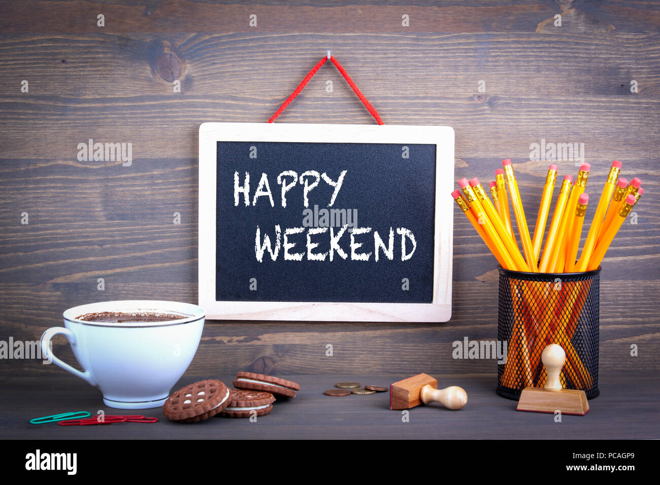 Happy Weekend. Tafel auf einem hölzernen Hintergrund Stockfoto